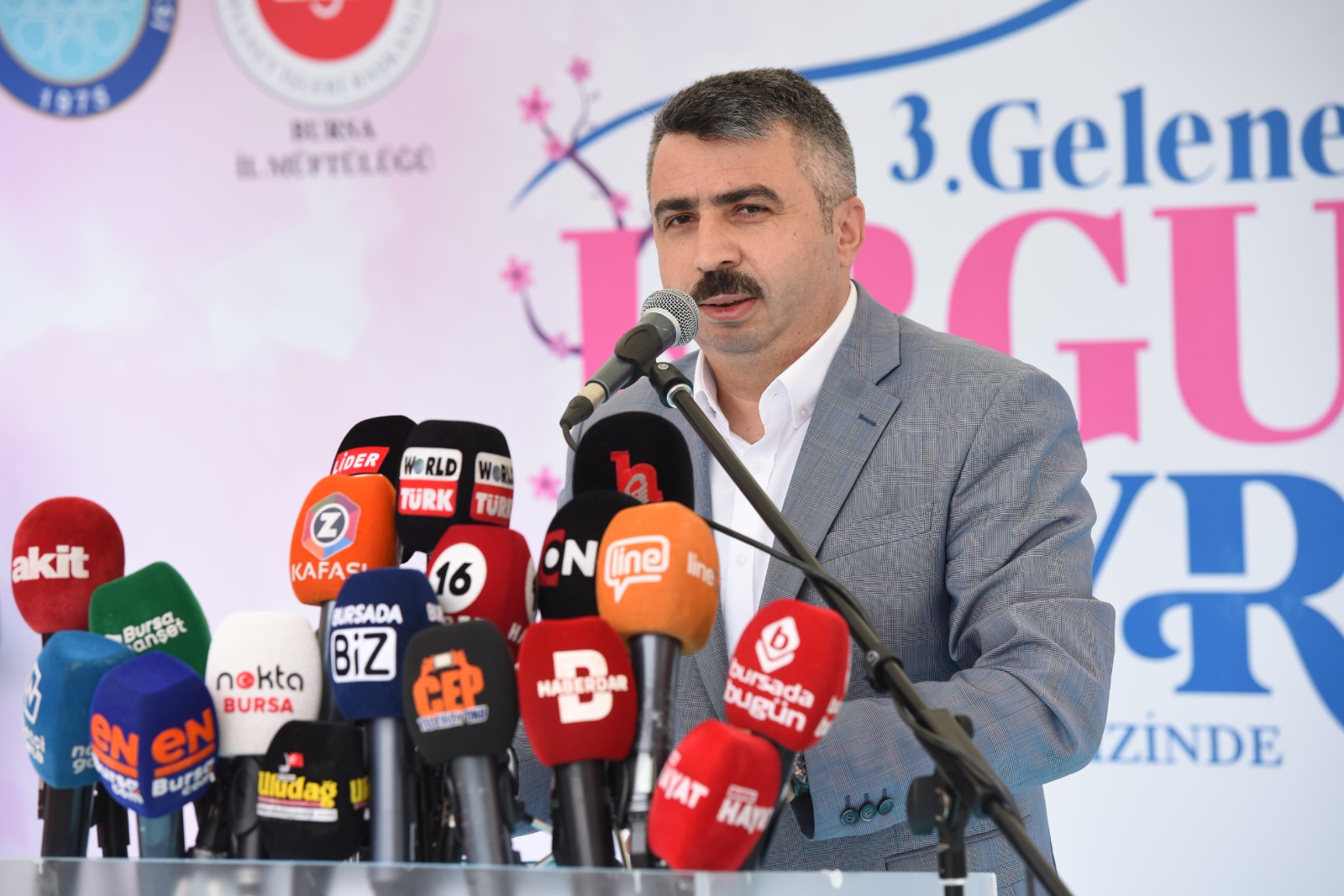 Bursa’da Geleneksel Erguvan Bayramı Başladı (1)