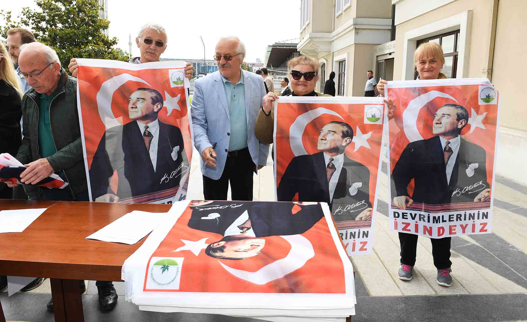 Osmangazi, Ata Posterleri Ile Donatılıyor8