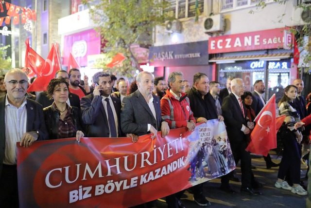 Gemlik’te Cumhuriyet Coşkusu 29 Ekim Yürüyüşü Ve Konserlerle Unutulmaz Kutlama (7)