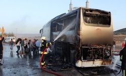 Manisa yolcu otobüsü seyir halindeyken alev aldı