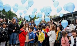 Mavi balonlar Filistinli çocuklar için gökyüzüne bırakıldı