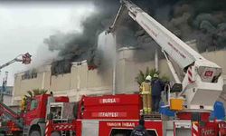 Bursa'da tekstil fabrikasında çıkan yangına itfaiye ekipleri müdahale ediyor