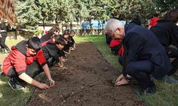 Başkan Erdem, Vahide Aktuğ Ortaokulu öğrencileriyle birlikte çilek ve marul fidesi dikti