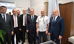 Alinur Aktaş'tan doktorlara bayram ziyareti