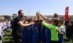 İlkokul Futbol Şenliği'nde şampiyonlar belli oldu
