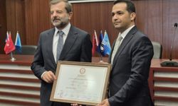 Gürsu'da yeniden başkan seçilen Mustafa Işık mazbatasını aldı