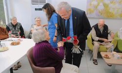 Başkan Şadi Özdemir'den Huzurevindeki Anneler için sürpriz ziyaret