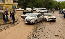 Bursa’da can pazarı: Araçlar sele kapıldı, evleri su bastı