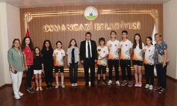 Bursa'da Türkiye ikincisi sporculardan Başkan Aydın’a ziyaret