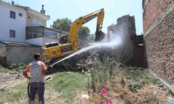 İnegöl'de eski binalar yıkılarak güvenli sokaklara dönüşüyor