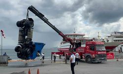 Kocaeli'de freni boşalan tır denize düştü