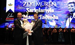 Başkanlar, Zeki Müren şarkıları söyledi