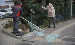 Bursalılar ayakta durmakta zorlandı; Lodos fırtınası...