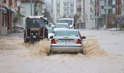Malatya'nın Doğanşehir ilçesinde sağanak su baskınlarına neden oldu