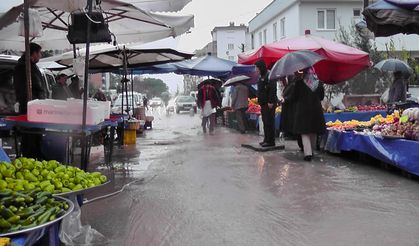 Bursa'da sağanak yağış sonrası pazar alanları sular altında kaldı