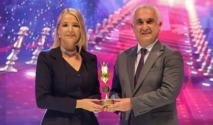 DOSABSİAD Başkanı Nilüfer Çevikel'e anlamlı ödül