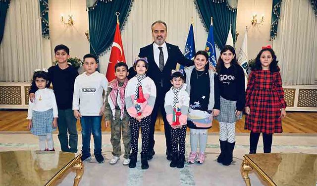 Minik Filistinli misafirler, Başkan Aktaş'ı ziyaret etti