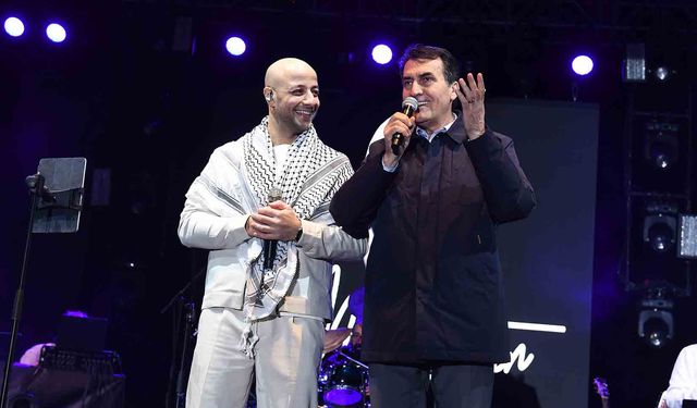 Ünlü şarkıcı Maher Zain en güzel ilahilerini Osmangazi Meydanı’nda söyledi