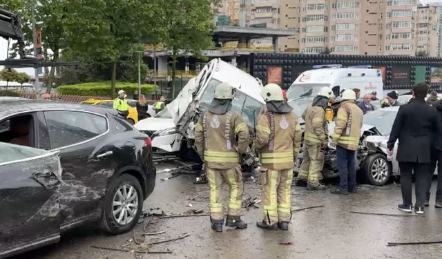 Beşiktaş'ta 7 araç zincirleme kaza yaptı: 8 yaralı