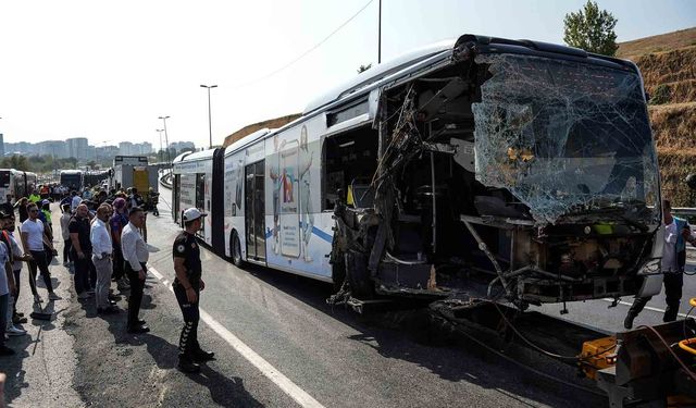 İstanbul Valiliği'nden metrobüs kazası açıklaması: 1 ölü, 38 yaralı