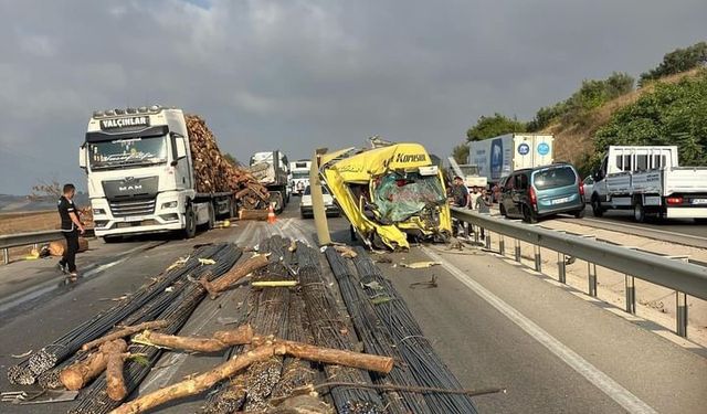 Bursa'da bir tır, tomruk yüklü tıra çarptı: Ortalık savaş alanına döndü