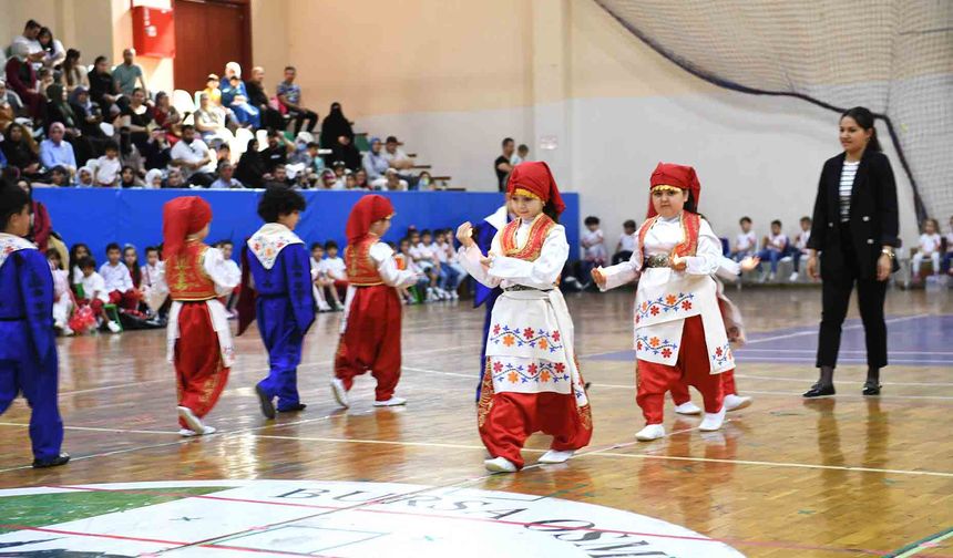Osmangazi'de 23 Nisan Çocuk Şenliği minik öğrencilerin gösterileriyle zirve yaptı