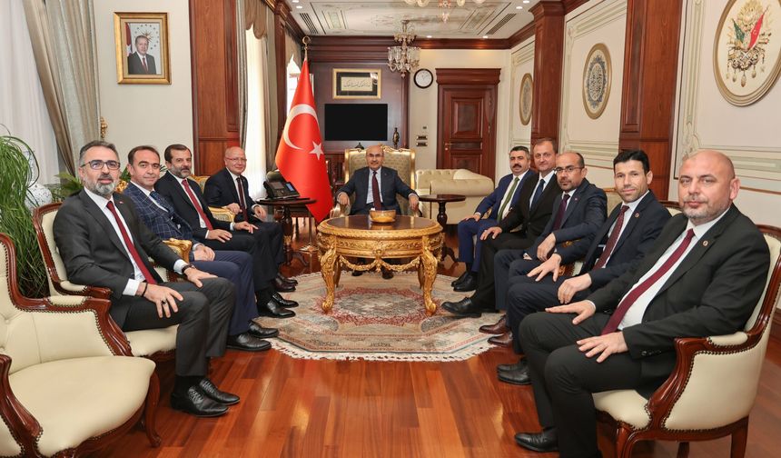 AK Parti'nin Bursa'daki başkanları, Vali Mahmut Demirtaş'ı ziyaret etti.